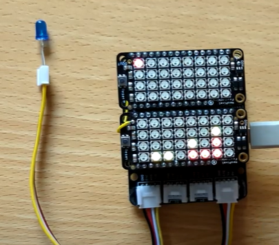 Photo d'un ESP32 avec une partie en cours de puissance 4